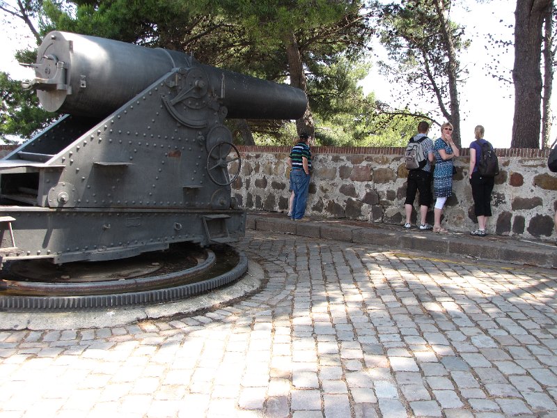 kanon montjuic.jpg - Enorme kanonnen die over de haven uitkijken in het Castell de Montjuïc.